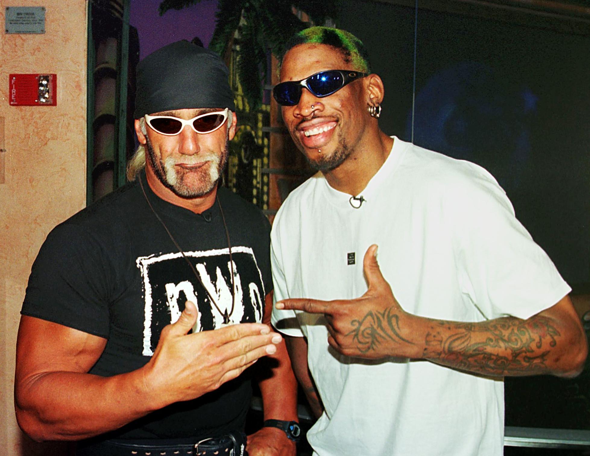 Dennis Rodman (R) of the Chicago Bulls poses with pro wrestler Hulk Hogan on June 18, 1998. (MIKE NELSON/AFP/Getty Images)