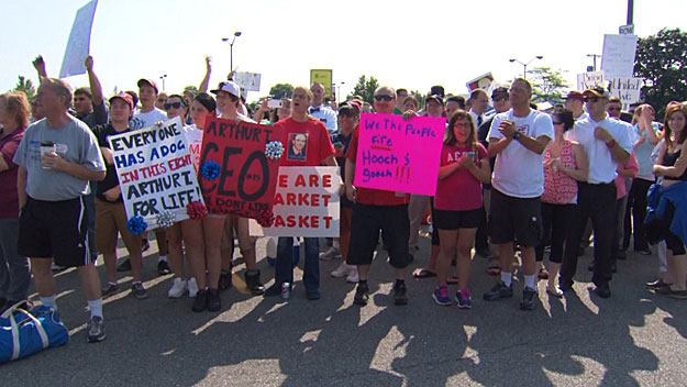 Thousands of protesters outside the Market Basket in Tewksbury, July 21. (WBZ-TV)