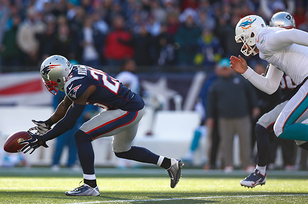 Kyle Arrington #25 of the New England Patriots recovers a blocked field goal during the first quarter against the Miami Dolphins.  (Photo by Jared Wickerham/Getty Images)