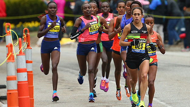 Desiree Linden led the elite pack for a large part of the 2015 Boston Marathon. (Photo by Maddie Meyer/Getty Images)