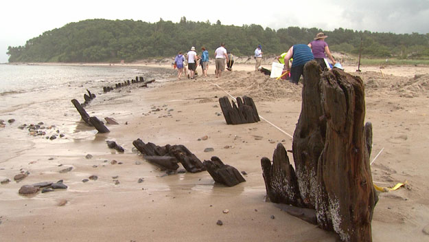 Students uncover shipwreck on an Ipswich beach. (WBZ-TV)