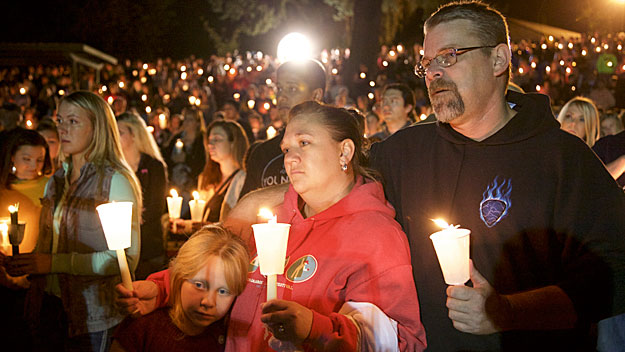 People gather at a candlelight vigil for the victims of the community college shooting October 1, 2015 in Roseburg, Oregon. (Photo by Michael Lloyd/Getty Images)