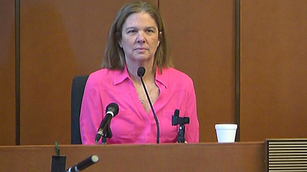  Peggie, la madre de Colleen Ritzer, en el Tribunal Superior de Salem Nov. 17, 2015. (WBZ-TV)