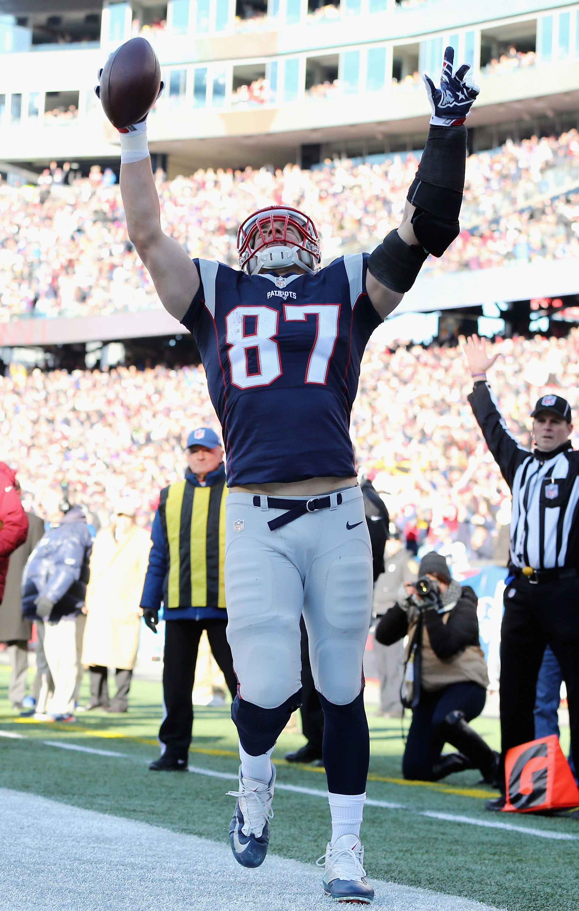 Rob Gronkowski celebrates a touchdown against the Titans. (Photo by Jim Rogash/Getty Images)