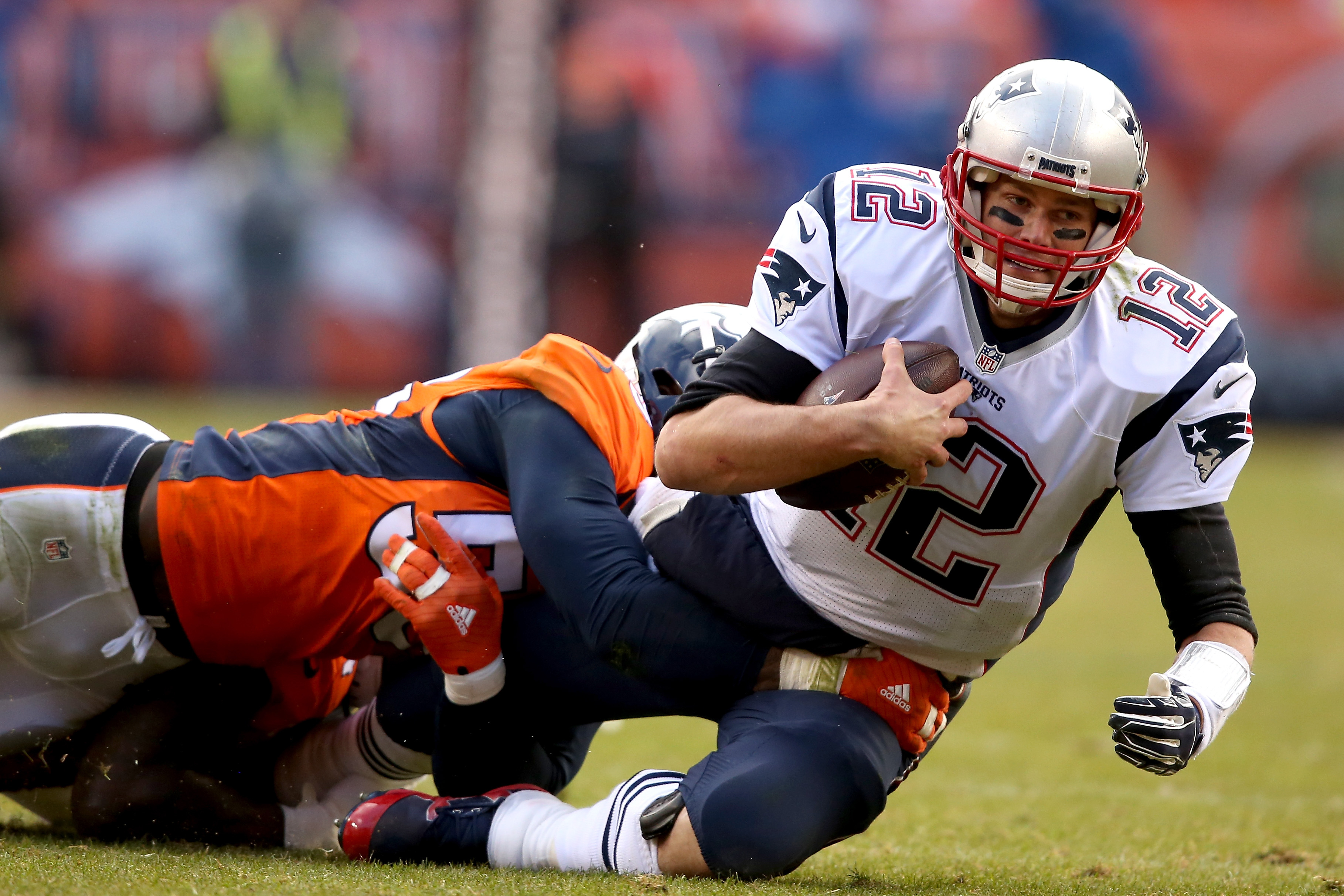 Von Miller sacks Tom Brady. (Photo by Doug Pensinger/Getty Images)