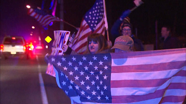 Hingham residents lined the town's streets to welcome Iraq veteran Curtis Leonard home. (WBZ-TV)