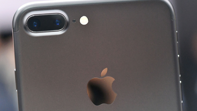 A closeup view of the iPhone 7 Plus' dual cameras (Photo by Josh Edelson/AFP/Getty Images)