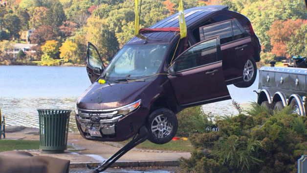 Ford Edge recovered from Spy Pond after accident (WBZ-TV)