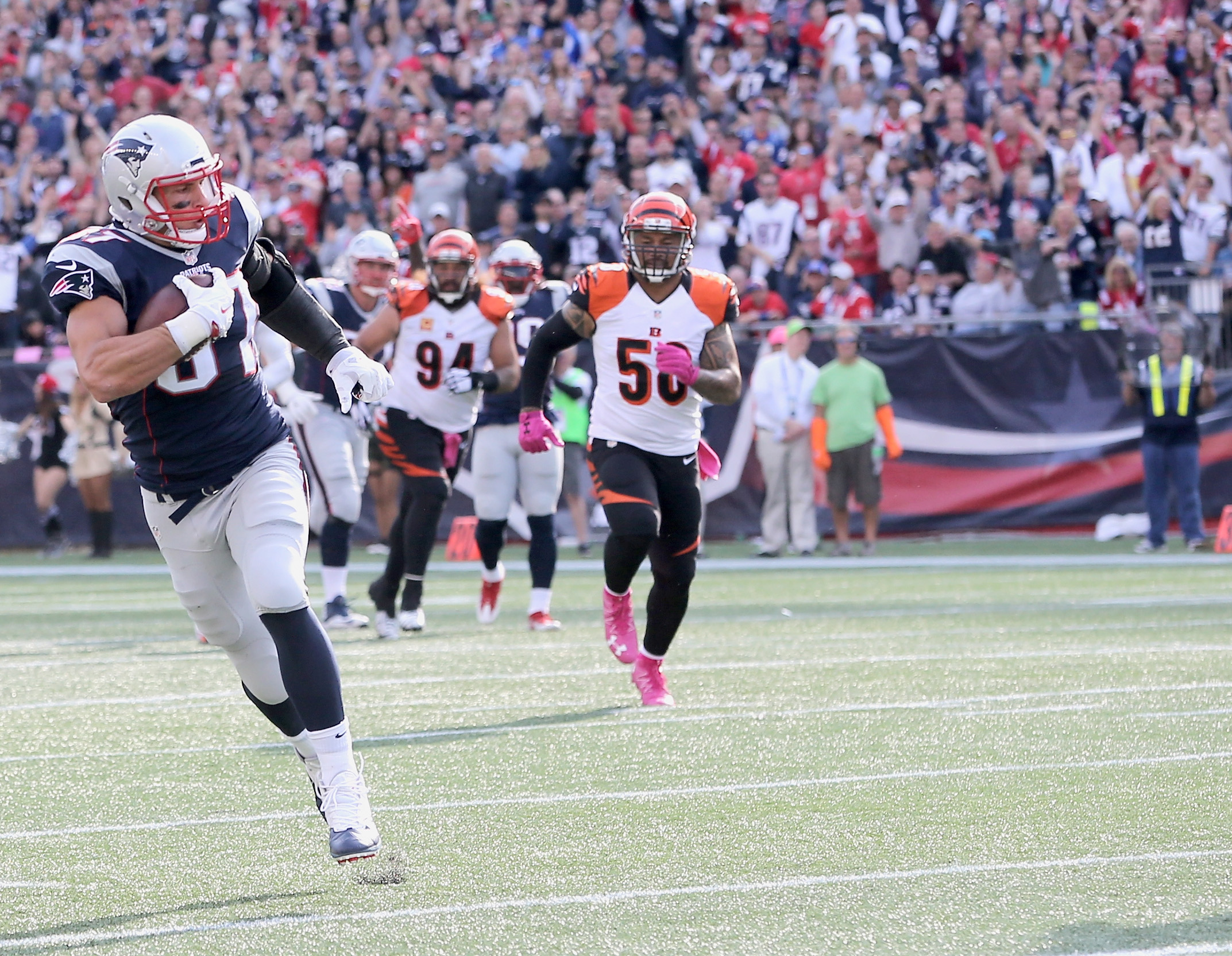 Rob Gronkowski makes a catch against the Cincinnati Bengals. (Photo by Jim Rogash/Getty Images)