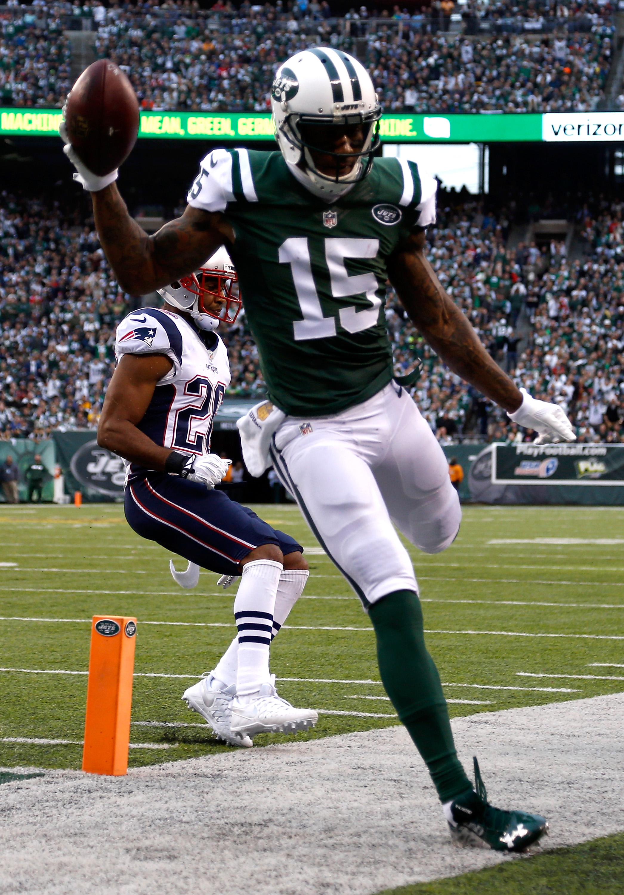 Brandon Marshall of the New York Jets scores a touchdown against the New England Patriots at MetLife Stadium on December 27, 2015. (Photo by Jeff Zelevansky/Getty Images)