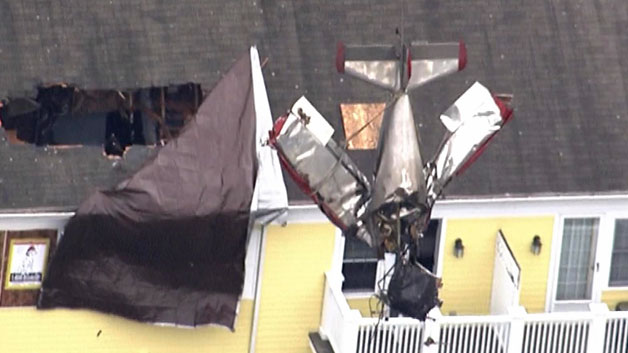 Plane removed from Methuen apartment building after crash (WBZ-TV)