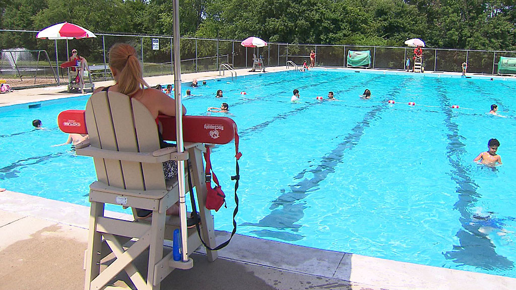 Norwood Residents Keep Cool At Public Pool – CBS Boston
