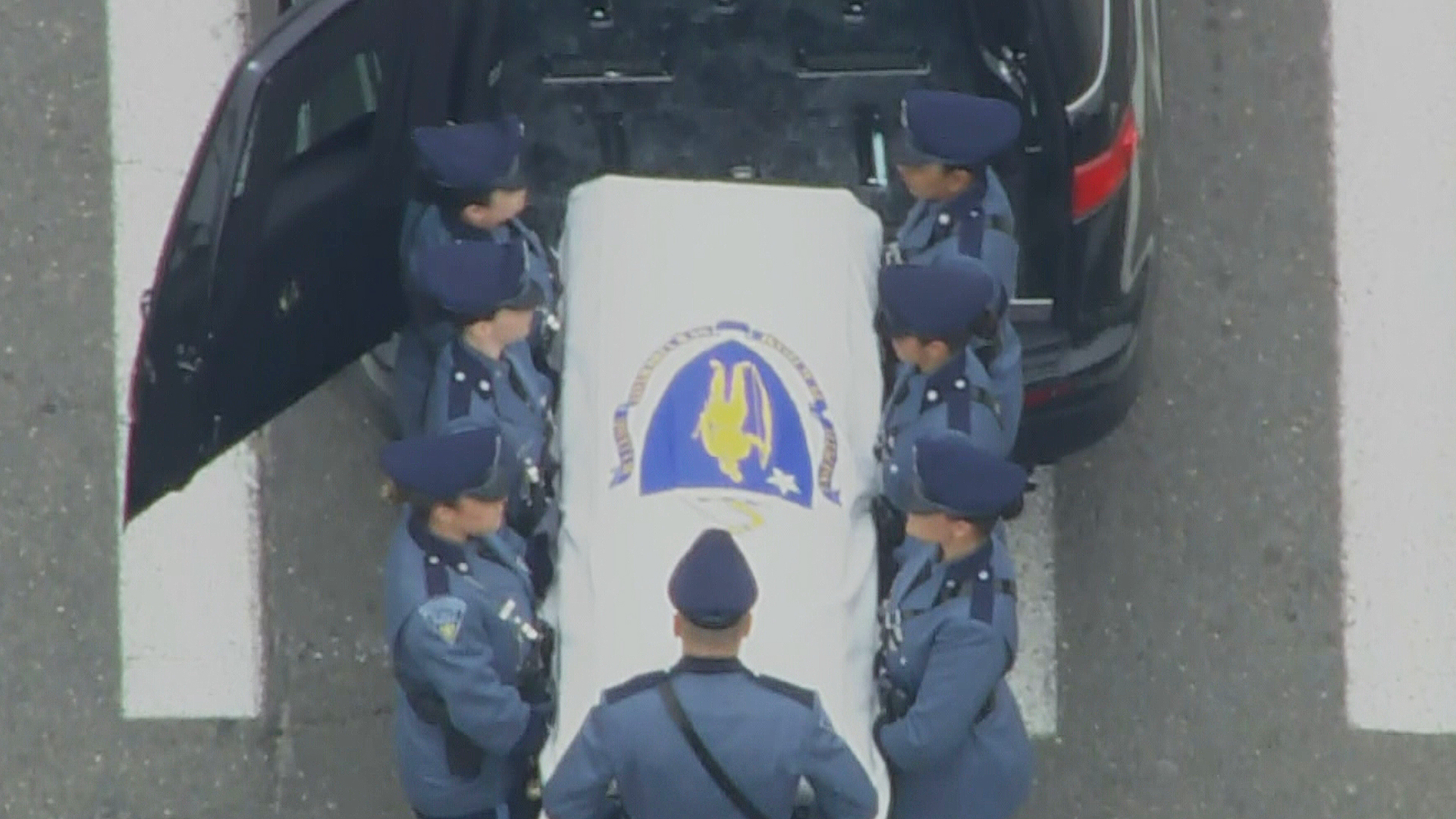 Des milliers de personnes rendent hommage au soldat de l’État du Massachusetts tombé Tamar Bucci lors de funérailles à Revere – CBS Boston