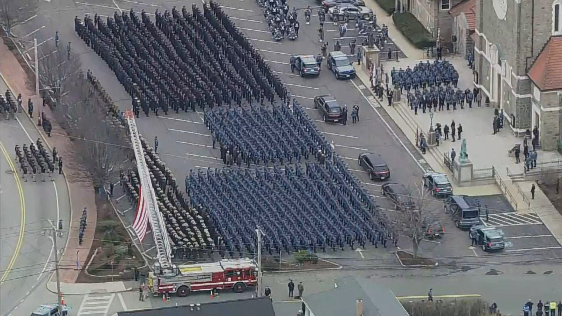 Des milliers de personnes rendent hommage au soldat de l’État du Massachusetts tombé Tamar Bucci lors de funérailles à Revere – CBS Boston